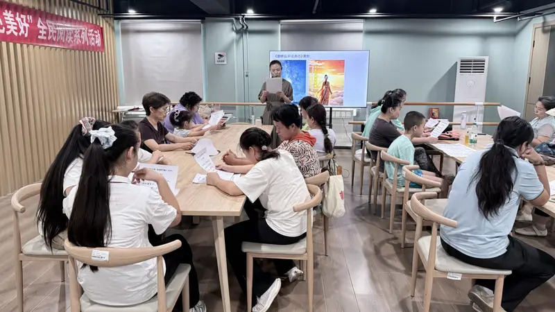北京丰台区花乡街道举办“七夕雅集·指尖生花”主题阅读日活动