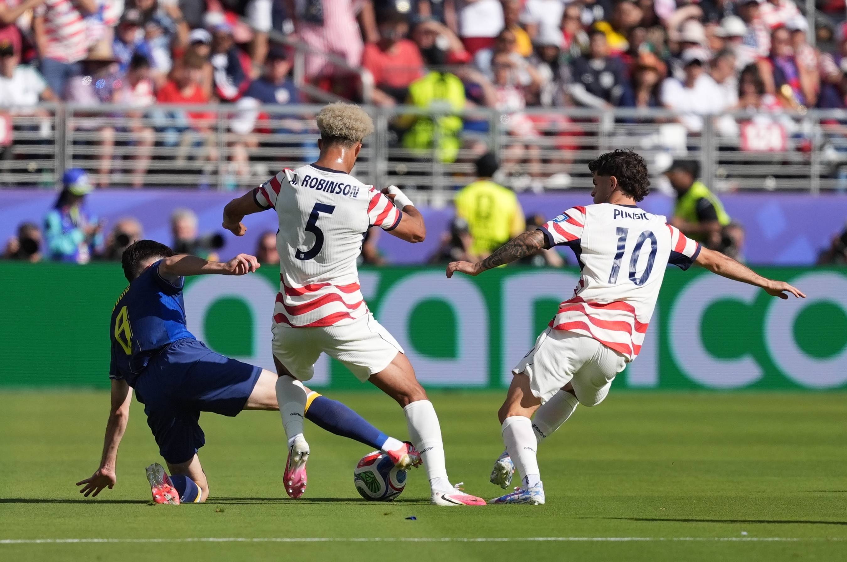 世界杯-德米罗维奇造险巴洛贡破门+中柱 半场美国1-0波黑