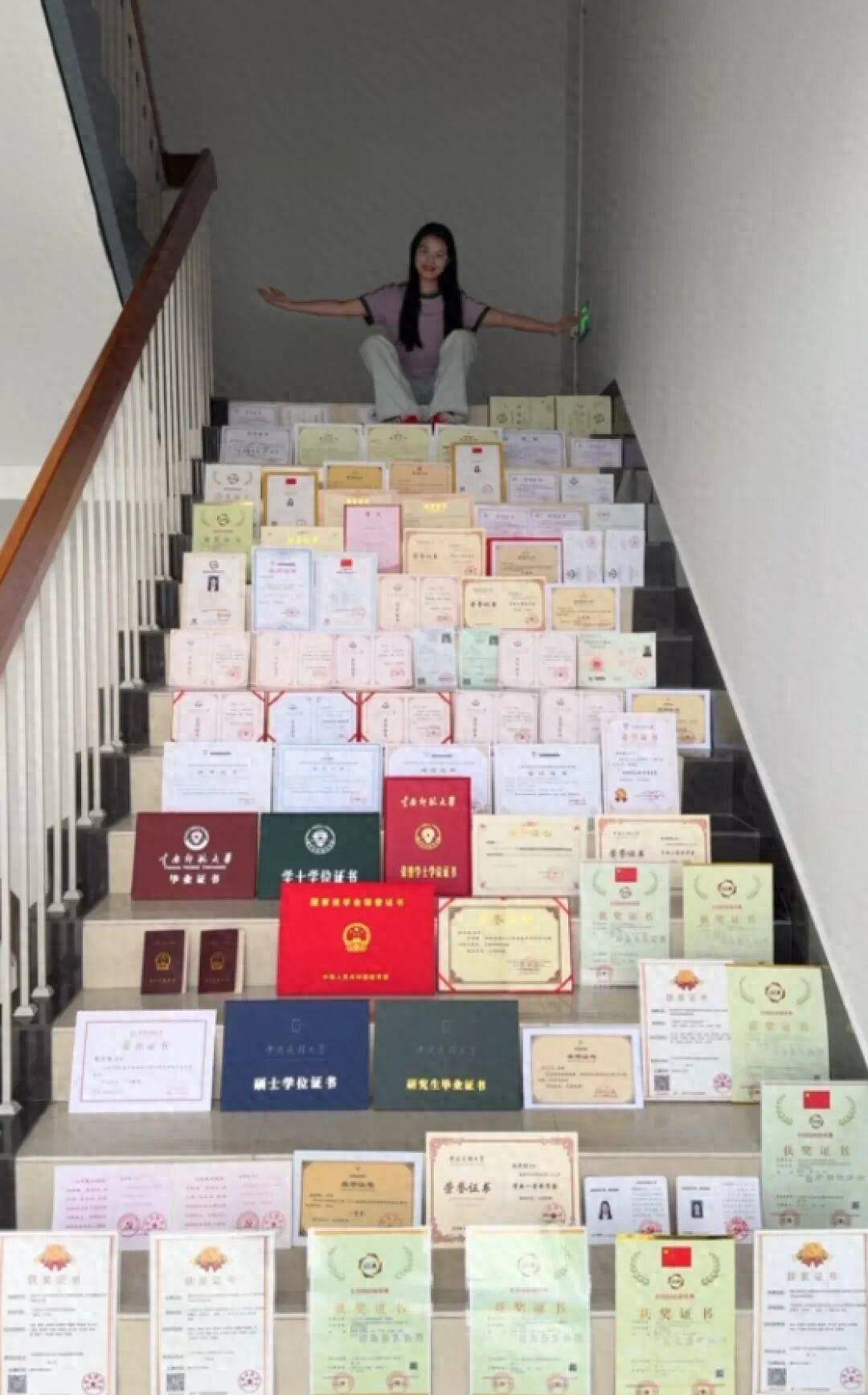 女生硕士研究生毕业,与近百张证书合影,当事人:本硕期间获得奖学金等共计五六万