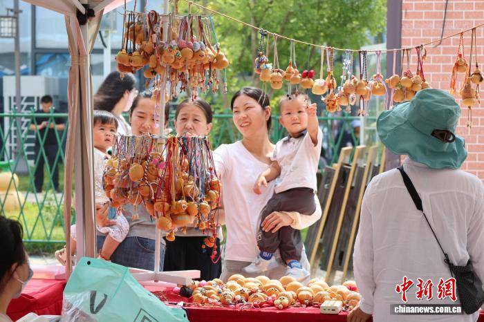 2026年全国葫芦工艺精品邀请展在聊城开幕 千年“福禄”焕新彩