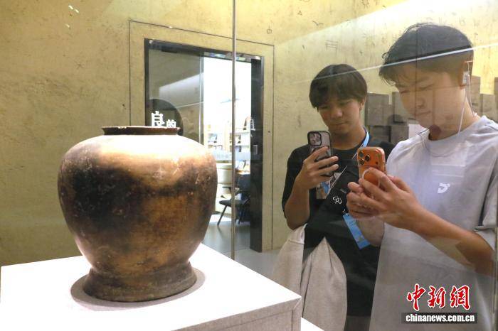 台湾青年在浙江杭州良渚博物院寻访五千年中华文明