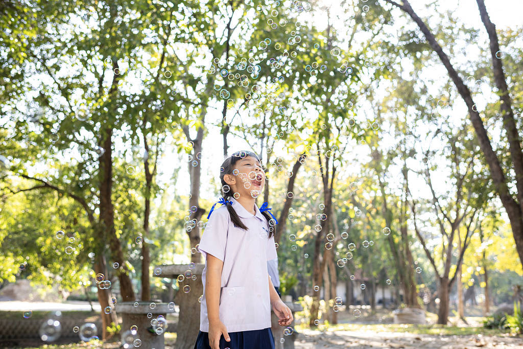 送孩子出国读小学 中产父母辞职卖房当蓝领