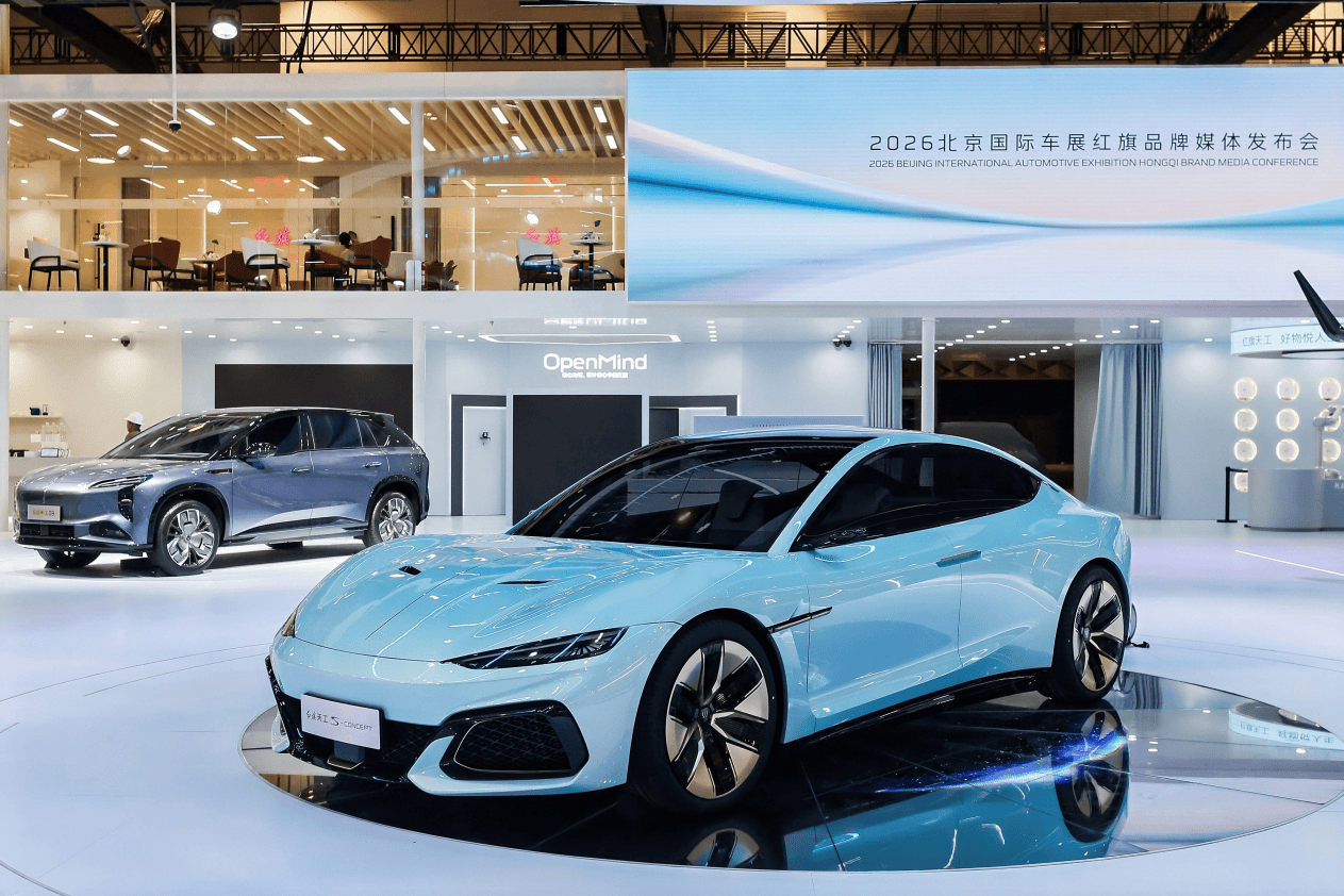 一针一线的东方气韵,一算一控的未来图景,红旗演绎双轨并进