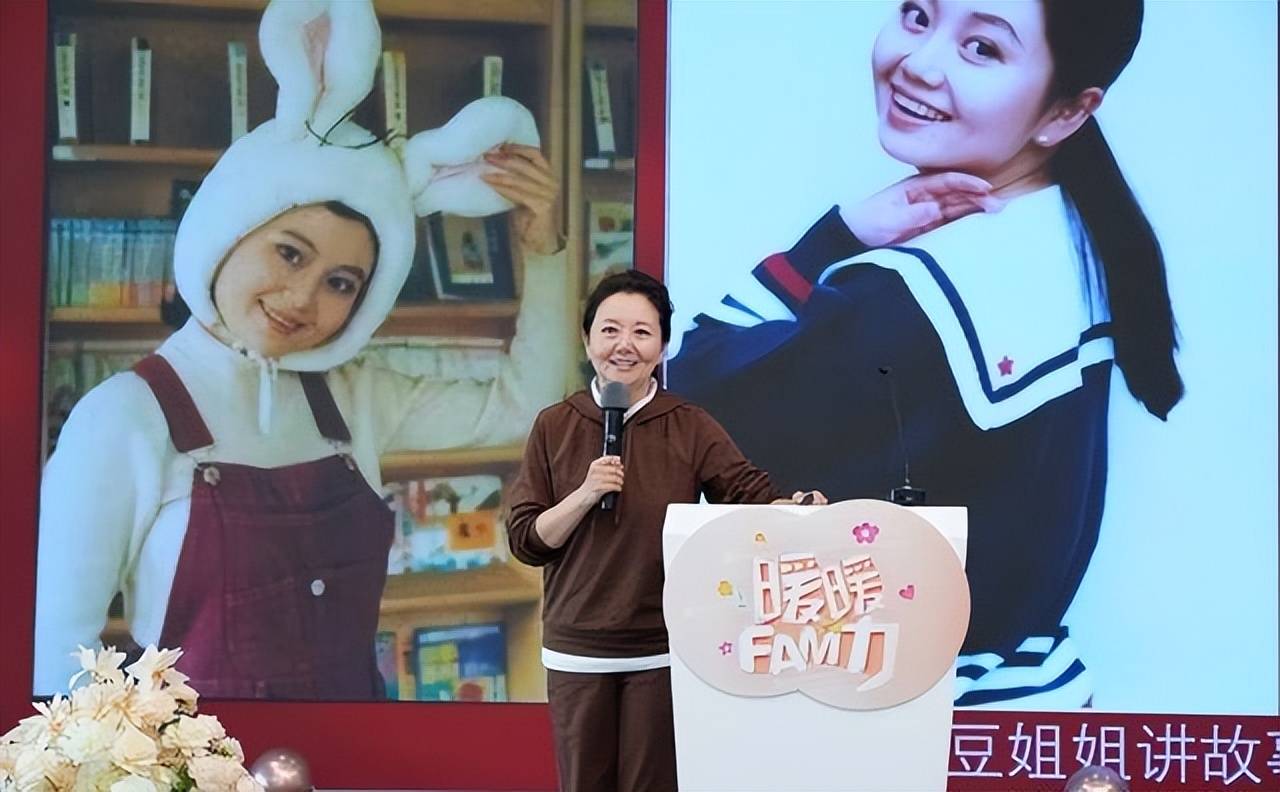 她是上海知名主持,弟弟是大导演,为照顾父母,如今全家住养老院