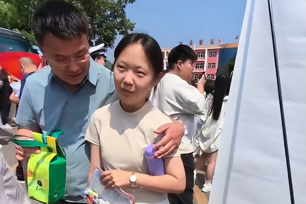 “虚荣到极致,就是这种面相”,家长用奶茶袋包大疆,初三女儿当场变脸