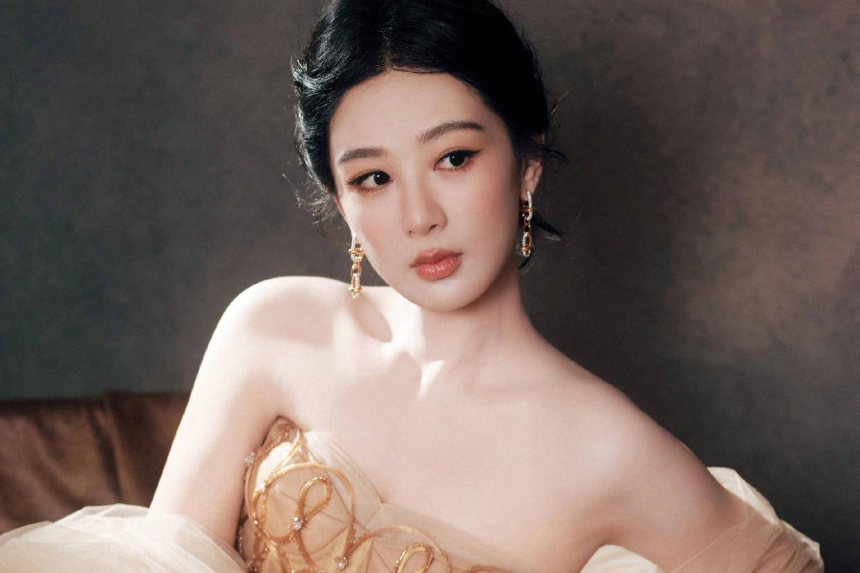 杨紫穿鎏金闪钻礼裙光彩照人 盘发造型优雅温婉气质佳