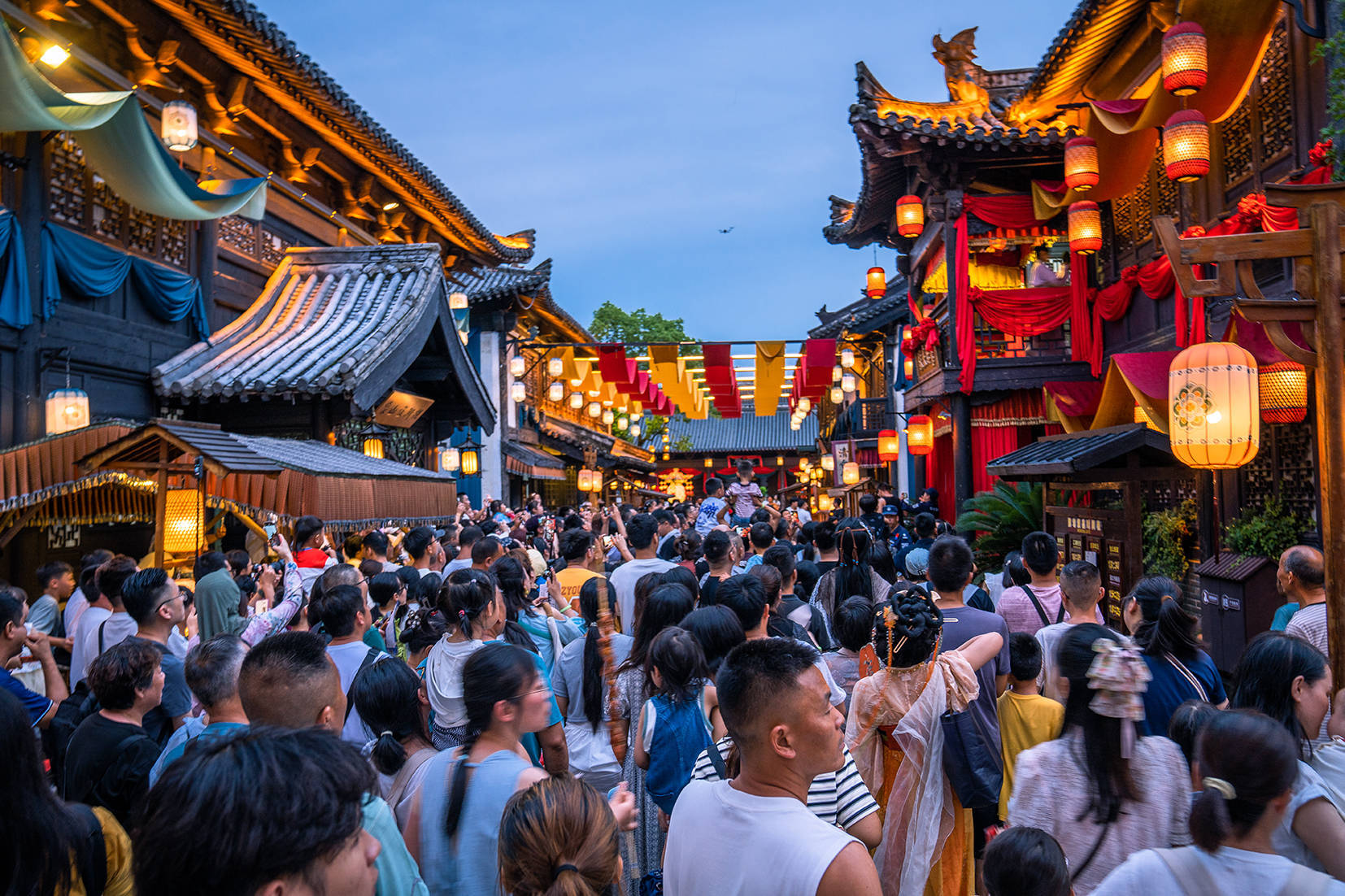 “莫离无忧沉浸游”太好玩了！象山影视城夜游首日爆火，景区内人山人海