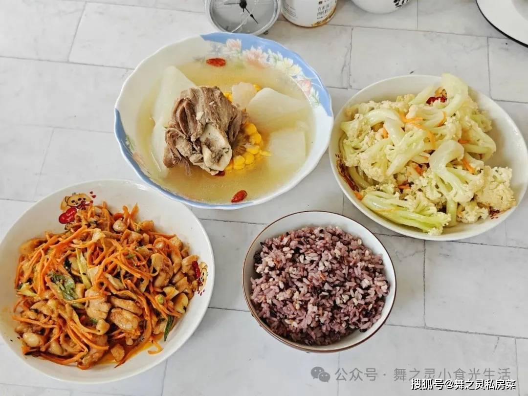 祖孙2人的午餐安排妥当，孩子吃得香，胃口好