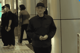 徐克深夜医院门口回应施南生离世：她坚持到生命最后一刻，在亲友陪伴下安详离开