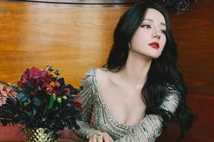 迪丽热巴出席某活动，晒出最新轻熟美照，摇曳身姿释放青春荷尔蒙