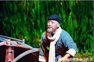 抗战时，一渔民避敌躲入芦苇丛，进去后才发现里面藏有两名新四军