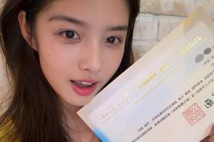 “00后小花”艾米晒北电录取通知书 绽放甜美笑容心情大好