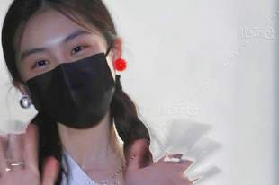 黄多多现身黄磊何炅话剧现场 戴渐变龙珠耳钉灵动漂亮