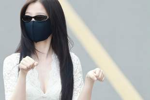虞书欣穿白色蕾丝深V上衣 辣妹风格温柔又撩人