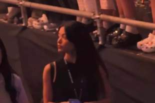 吴建豪妻子荒卷绘美现身F4演唱会 清丽大方气质出众