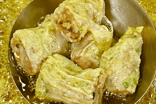 腐皮裹肉馅煎至金黄，复蒸入味尽显家常本味