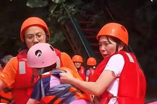 游客在广东清远笔架山漂流时遭遇蛇，景区回应：没有游客被咬