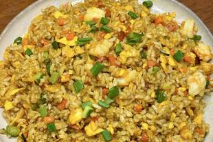 家常咖喱虾仁炒饭这样炒，米饭颗颗裹满酱汁，虾仁Q弹一口超满足