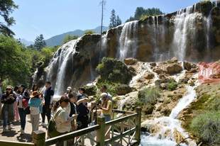 避暑游升温 九寨沟开启暑期旅游旺季模式