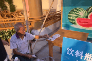 景区帮七旬老人收空瓶获赞，回应：老人不是npc，“银票”换空瓶活动时间不固定