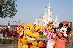 割韭菜?一天花掉1万5,中产家庭的迪士尼之旅,刺痛了多少寻常家庭