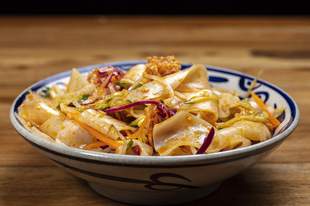 凉皮开始离谱了！以前8块一份夏天标配，现在28块叫“轻食”，陕西人直呼看不懂