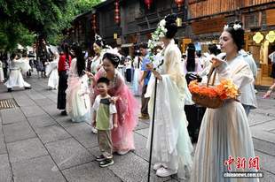 福州三坊七巷上演花神巡游展演