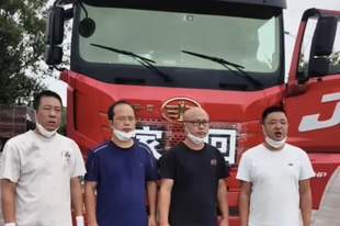 34岁货车司机在高速服务区车内不幸离世,3天后被发现;山东大哥集结车友,跨越1100公里护送其车辆归乡