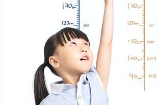 孩子窜个前,有个“烦人” 信号,恰是长高前兆,看懂的娃多长一截