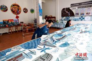 广西三江农民画家丹青布上绘侗乡
