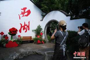 杭州西湖畔婚姻登记处七夕见证白首之约