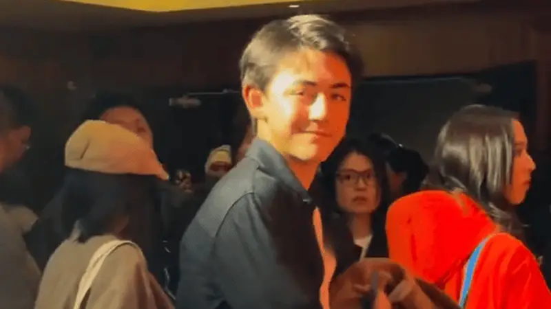 刘烨16岁儿子诺一近照曝光 混血长相超帅气