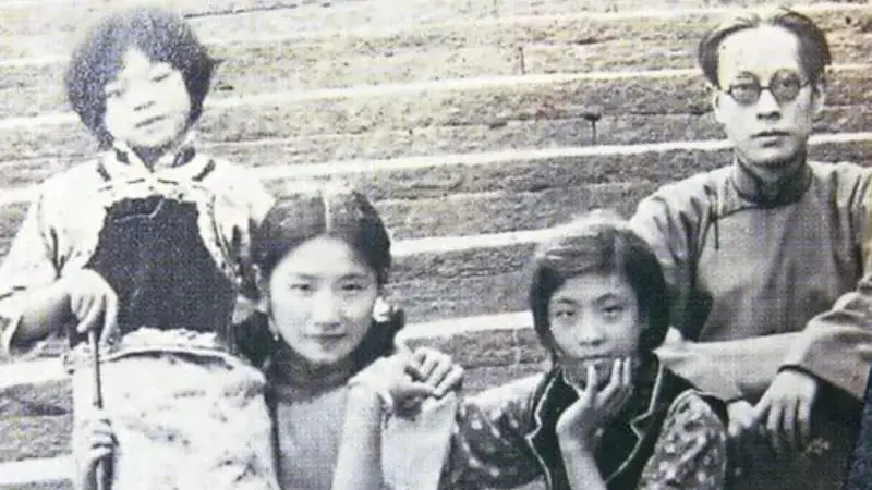 1965年，陆小曼病逝，翁瑞午长女见四下无人，迅速解开了她的衣扣