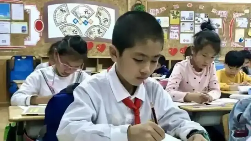 中小学迎来“弹性放学”，离校时间更灵活了，家长直呼：终于等到了