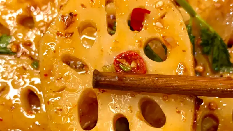水乡鲜藕巧制凉拌小菜，清脆滋味点亮夏日餐桌