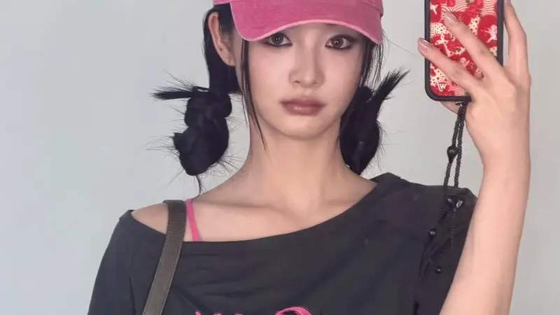 周洁琼戴粉色棒球帽配小烟熏妆 休闲酷飒活力十足