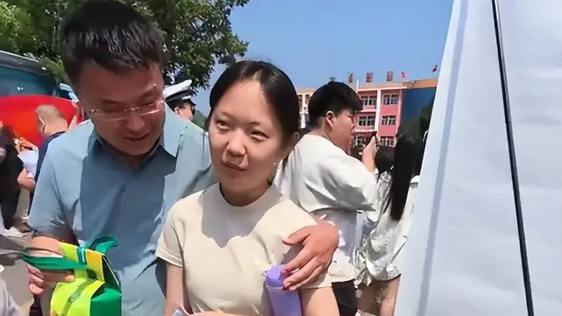 “虚荣到极致，就是这种面相”，家长用奶茶袋包大疆，初三女儿当场变脸