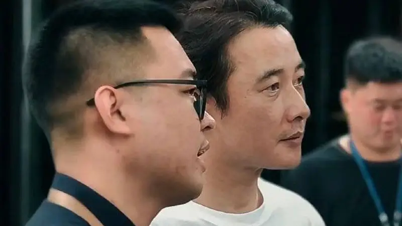 罗晋素颜现身大孤山祈福 状态憔悴引网友热议