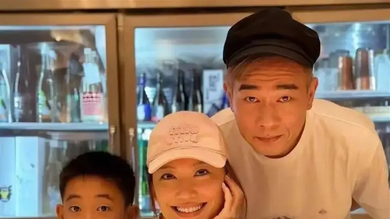 陈小春应采儿俩儿子近照公开：13岁长子与父亲共用一张脸，次子清秀长发及肩