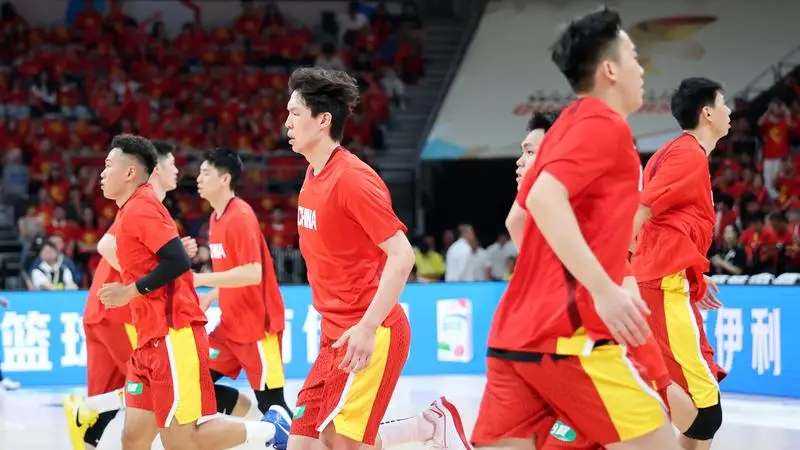 差距太大！中国后卫线发挥低迷 无组织串联+三分14中2