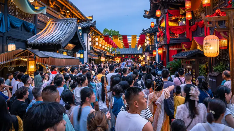 “莫离无忧沉浸游”太好玩了!象山影视城夜游首日爆火,景区内人山人海