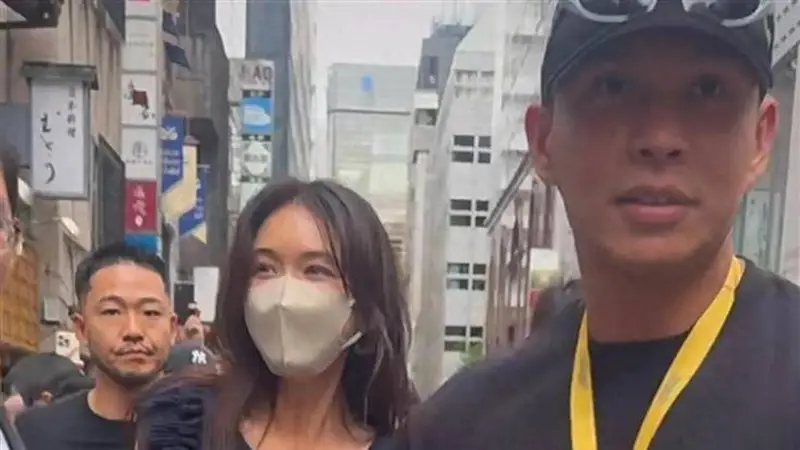 小S送蔡康永花篮玩梗“别得意”，林志玲戴回口罩：她在日本混得没那么好？
