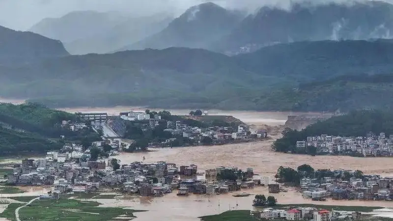 “村内大部分已淹到二楼”，广西六蓝水库漫坝，当地村民称正抢险，家人已转移