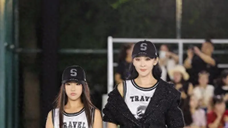 59岁苗圃带女儿走秀,12岁女儿身高超170,当年罗晋掏20万救她爸的瓜,比豪门戏还真