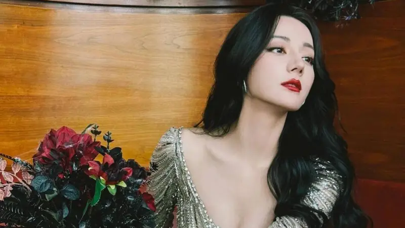 迪丽热巴出席某活动，晒出最新轻熟美照，摇曳身姿释放青春荷尔蒙