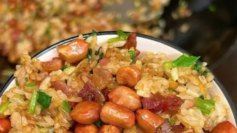 油润软糯咸甜交织,腊味糯米饭香得入骨入味