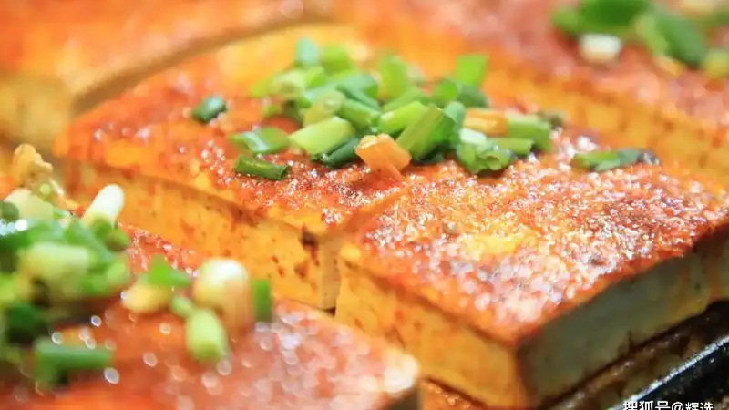 夜市摊上的铁板豆腐，在家也能做出那个味儿