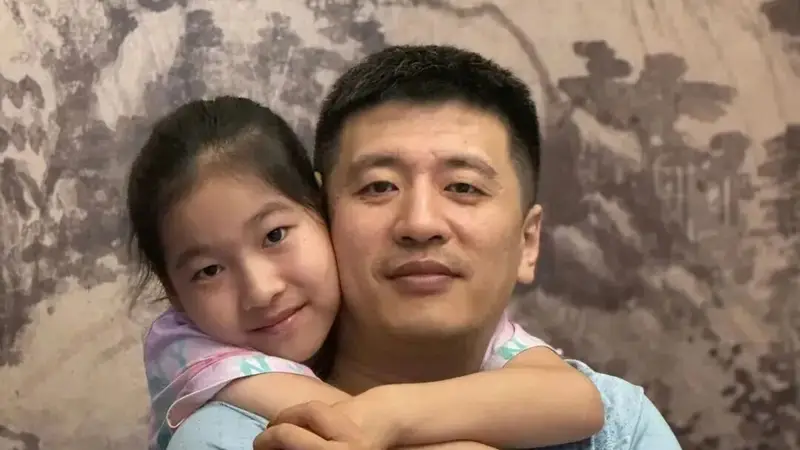 张雪峰妻子发文：留的钱已经存信托，为了女儿接下来会研发一款笔