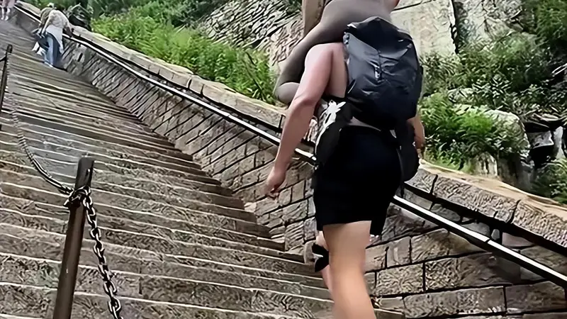 泰山陪爬彻底变味!牵手额外收费、公主抱加价,网红视频大多是剧本