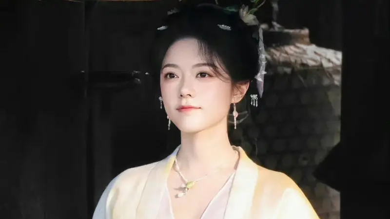 赵今麦穿鹅黄襦裙回眸甜笑 撑油纸伞尽显灵动优雅